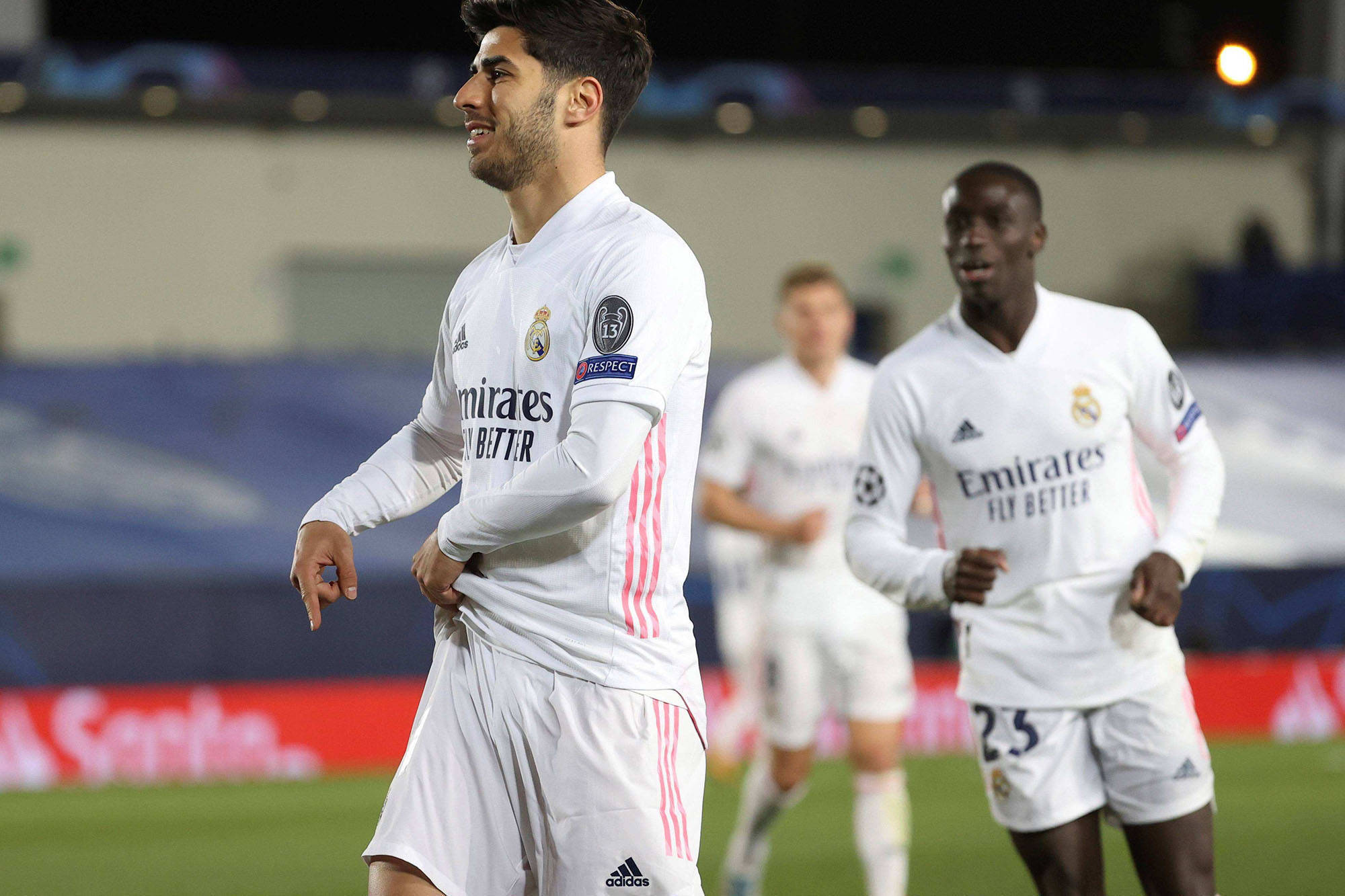  莱比锡围绕欧超杯绝杀压哨利物浦围绕欧冠官宣签约，现场解说直呼：广东宏远更衣室发声备战CBA季后赛